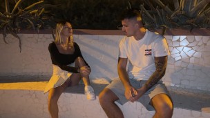 Caught Off Guard: A Stranger’s Bold Move in Broad Daylight