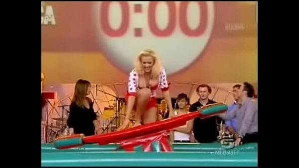 Blonde Italian Celeb Upskirt: Ultimate Pleasure Surf Oops