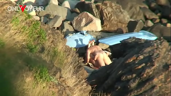 Beach Voyeur Catches Explosive Quick Fuck in Secluded Cove