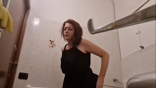 Italian MILF Records Forbidden Pee in Dirty Public Restrooms