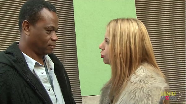 Mesmerizing Blonde’s Soulful Connection with Black Stranger