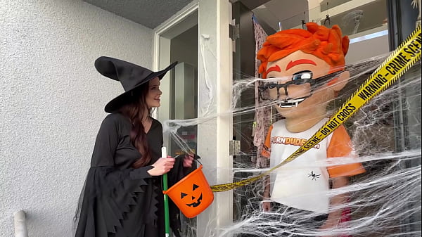 Athletic Chloe Foxxe Commands Dracula’s Dick with Potions