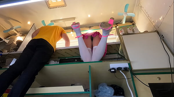 Pretty Babe Working No Panties: Irresistible Tease