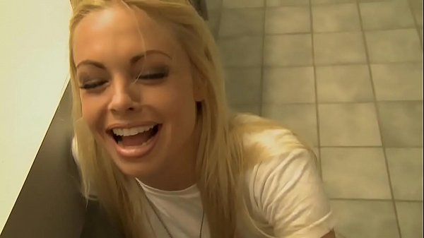 Riley Steele & Jesse Jane’s Spellbinding BJ on Filming Break