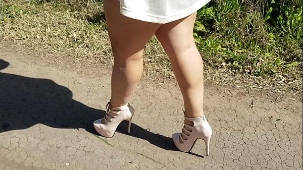 Mimujercita’s Irresistible High Heels Tease in the Field